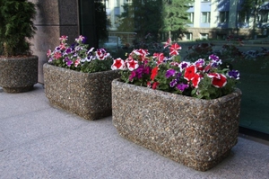 Бетонные вазоны для цветов