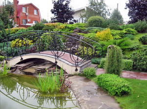 Как украсить дачный участок декоративными элементами