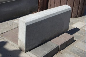 Камень бордюрный