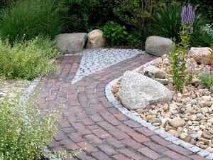 Как используется щебень и гравий в строительстве дорожки