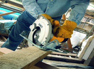 Преимущества ручной дисковой электропилы Dewalt D2400