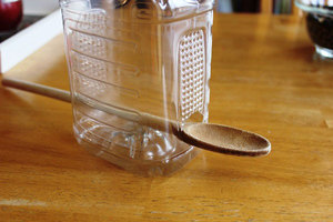 Вариант изготовления кормушки для птиц из небольшой бутылки из пластика и кулинарной весёлки