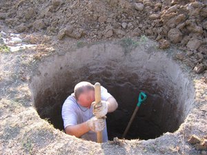 Выбор времени и места рытья колодца.