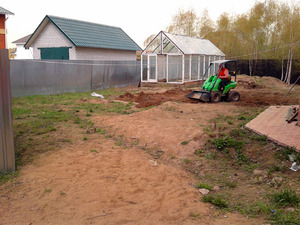 Как выравнить землю на участке