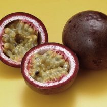 Как посадить маракуйю? Очищаем косточки от мякоти, но сажать не торопимся. Берем наждачную бумагу и аккуратно скребем ей по твердой оболочке